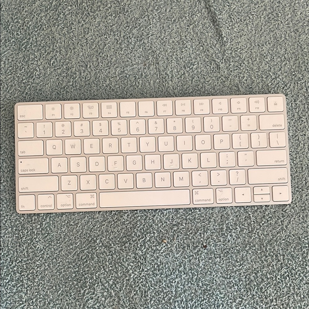 Apple White Keyboard